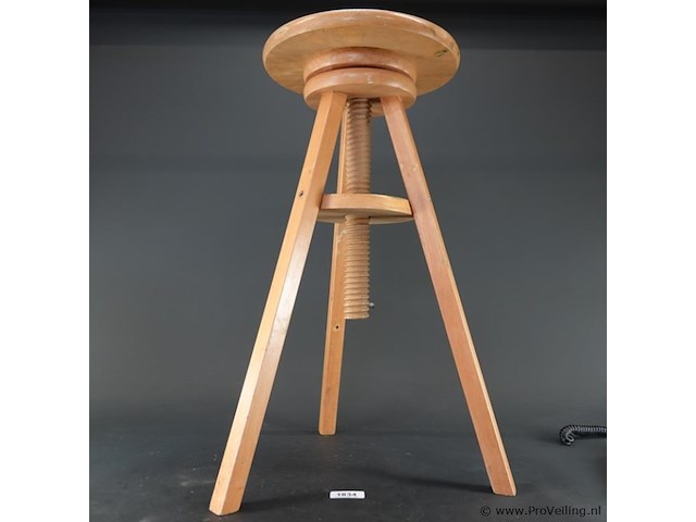 Vintage houten atelierkruk in hoogte verstelbaar is door middel van een centraal schroefmechanisme - afbeelding 2 van  4
