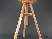 Vintage houten atelierkruk in hoogte verstelbaar is door middel van een centraal schroefmechanisme - afbeelding 2 van  4