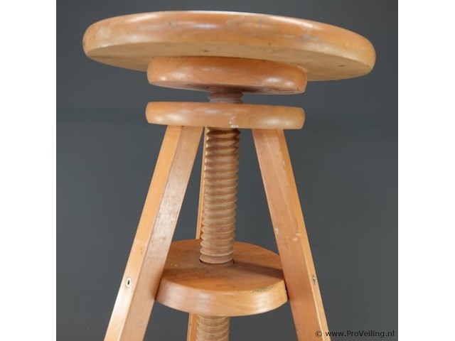 Vintage houten atelierkruk in hoogte verstelbaar is door middel van een centraal schroefmechanisme - afbeelding 3 van  4