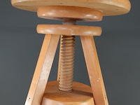 Vintage houten atelierkruk in hoogte verstelbaar is door middel van een centraal schroefmechanisme - afbeelding 3 van  4