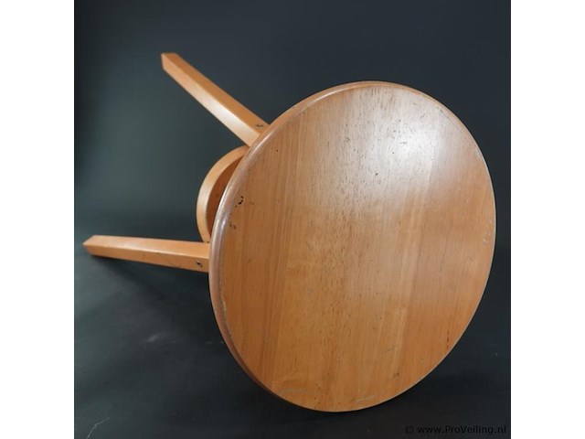 Vintage houten atelierkruk in hoogte verstelbaar is door middel van een centraal schroefmechanisme - afbeelding 4 van  4