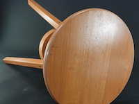 Vintage houten atelierkruk in hoogte verstelbaar is door middel van een centraal schroefmechanisme - afbeelding 4 van  4
