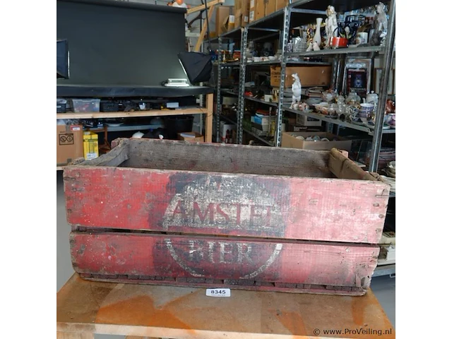 Vintage houten bierkrat van amstel bier met karakteristiek verweerd rood uiterlijk en een rond logo - afbeelding 2 van  7