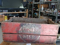 Vintage houten bierkrat van amstel bier met karakteristiek verweerd rood uiterlijk en een rond logo - afbeelding 2 van  7