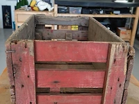 Vintage houten bierkrat van amstel bier met karakteristiek verweerd rood uiterlijk en een rond logo - afbeelding 3 van  7