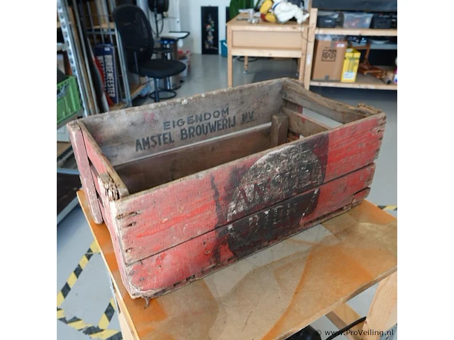 Vintage houten bierkrat van amstel bier met karakteristiek verweerd rood uiterlijk en een rond logo - afbeelding 4 van  7