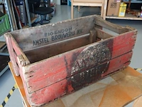 Vintage houten bierkrat van amstel bier met karakteristiek verweerd rood uiterlijk en een rond logo - afbeelding 4 van  7