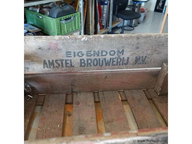 Vintage houten bierkrat van amstel bier met karakteristiek verweerd rood uiterlijk en een rond logo - afbeelding 5 van  7