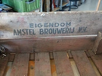 Vintage houten bierkrat van amstel bier met karakteristiek verweerd rood uiterlijk en een rond logo - afbeelding 5 van  7