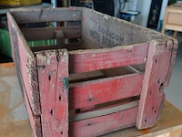 Vintage houten bierkrat van amstel bier met karakteristiek verweerd rood uiterlijk en een rond logo - afbeelding 6 van  7