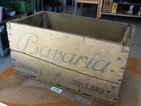 Vintage houten bierkrat van het merk bavaria uit lieshout, vermoedelijk afkomstig uit de jaren 1950 of 1960