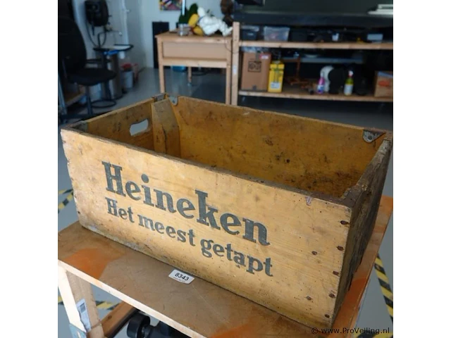 Vintage houten heineken-bierkrat met de iconische slogan "het meest getapt" uit de jaren 1960 - afbeelding 1 van  6