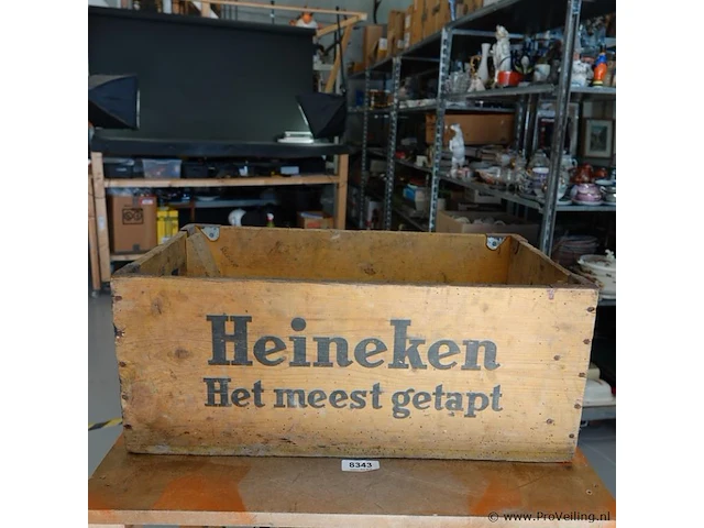 Vintage houten heineken-bierkrat met de iconische slogan "het meest getapt" uit de jaren 1960 - afbeelding 2 van  6