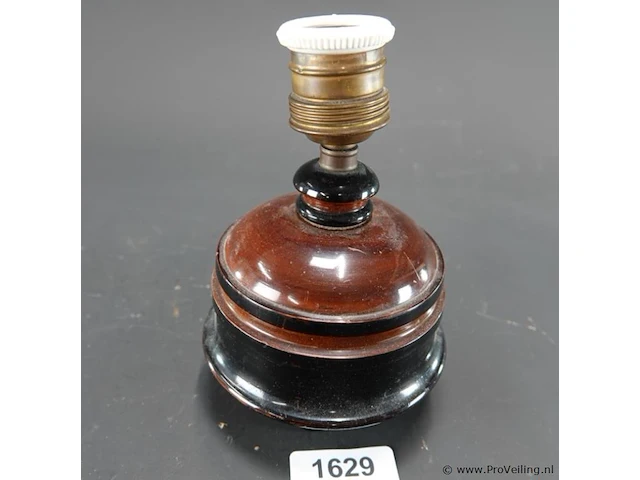 Vintage houten lampvoet, gemaakt van gedraaid hout met een karakteristieke roodbruine en zwarte afwerking. - afbeelding 1 van  5