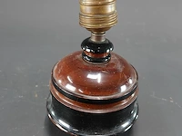 Vintage houten lampvoet, gemaakt van gedraaid hout met een karakteristieke roodbruine en zwarte afwerking.
