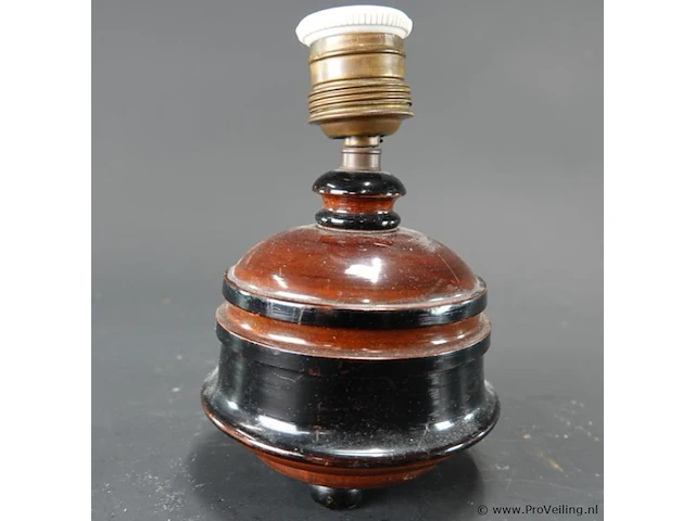 Vintage houten lampvoet, gemaakt van gedraaid hout met een karakteristieke roodbruine en zwarte afwerking. - afbeelding 2 van  5