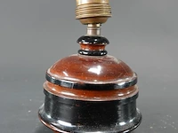 Vintage houten lampvoet, gemaakt van gedraaid hout met een karakteristieke roodbruine en zwarte afwerking. - afbeelding 2 van  5