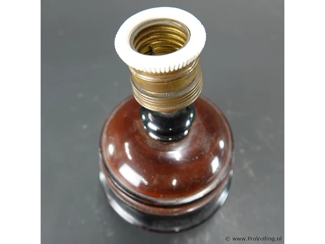 Vintage houten lampvoet, gemaakt van gedraaid hout met een karakteristieke roodbruine en zwarte afwerking. - afbeelding 3 van  5