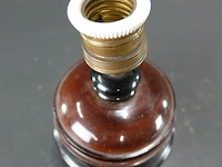 Vintage houten lampvoet, gemaakt van gedraaid hout met een karakteristieke roodbruine en zwarte afwerking. - afbeelding 3 van  5