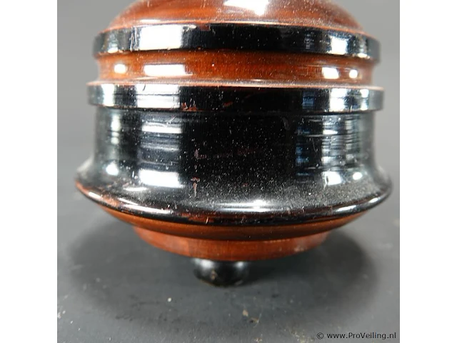 Vintage houten lampvoet, gemaakt van gedraaid hout met een karakteristieke roodbruine en zwarte afwerking. - afbeelding 4 van  5