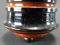 Vintage houten lampvoet, gemaakt van gedraaid hout met een karakteristieke roodbruine en zwarte afwerking. - afbeelding 4 van  5