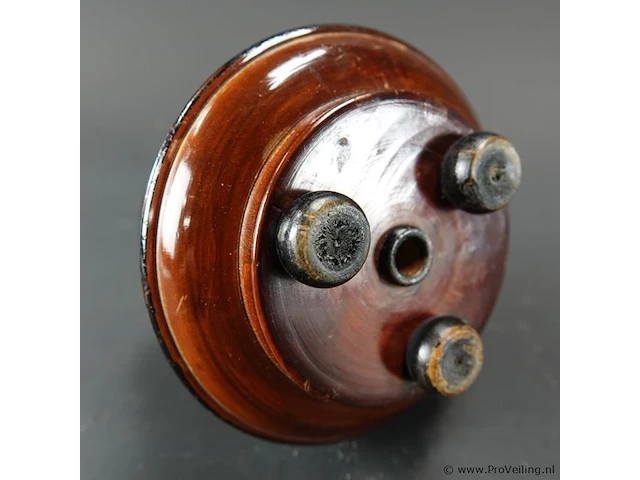 Vintage houten lampvoet, gemaakt van gedraaid hout met een karakteristieke roodbruine en zwarte afwerking. - afbeelding 5 van  5