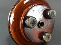 Vintage houten lampvoet, gemaakt van gedraaid hout met een karakteristieke roodbruine en zwarte afwerking. - afbeelding 5 van  5