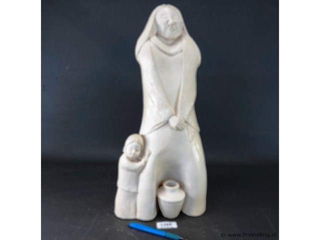 Vintage hozho navajo-sculptuur van een vrouw met een kom - afbeelding 1 van  5