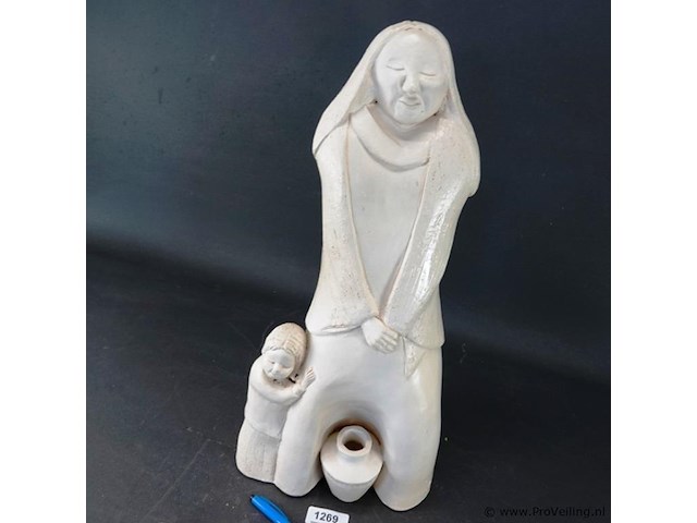 Vintage hozho navajo-sculptuur van een vrouw met een kom - afbeelding 2 van  5