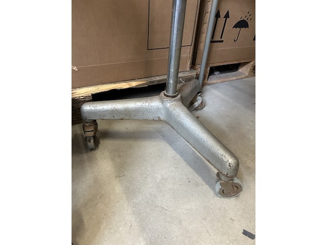 Vintage industriële staande lamp - afbeelding 2 van  5