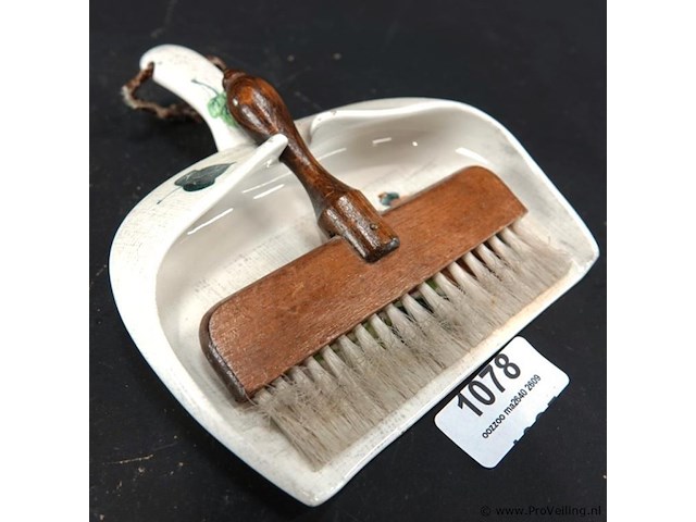 Vintage keramieken stoffer en blik met een houten handveger - afbeelding 1 van  5