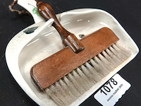 Vintage keramieken stoffer en blik met een houten handveger - afbeelding 1 van  5