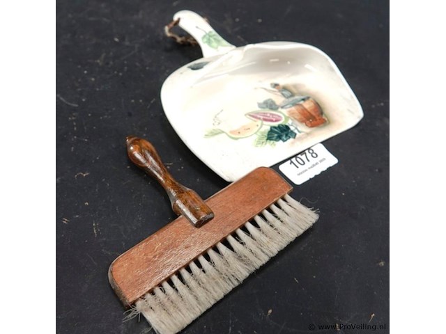 Vintage keramieken stoffer en blik met een houten handveger - afbeelding 2 van  5