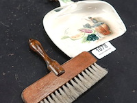 Vintage keramieken stoffer en blik met een houten handveger - afbeelding 2 van  5