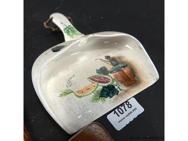 Vintage keramieken stoffer en blik met een houten handveger - afbeelding 3 van  5
