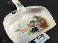 Vintage keramieken stoffer en blik met een houten handveger - afbeelding 3 van  5