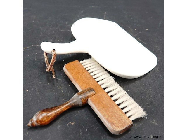 Vintage keramieken stoffer en blik met een houten handveger - afbeelding 4 van  5