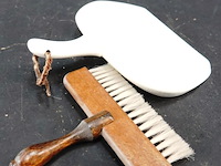 Vintage keramieken stoffer en blik met een houten handveger - afbeelding 4 van  5