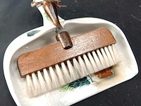 Vintage keramieken stoffer en blik met een houten handveger - afbeelding 5 van  5