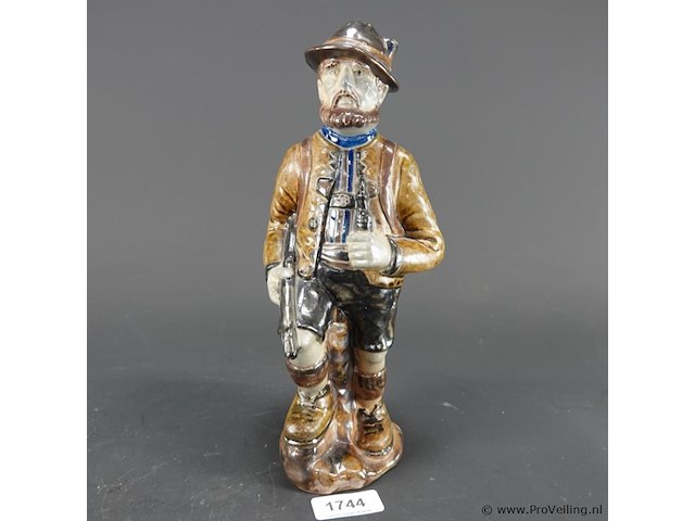 Vintage keramisch beeld van een jager in italiaans capodimonte-stijl - afbeelding 1 van  5