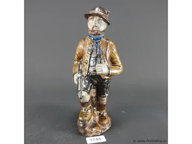 Vintage keramisch beeld van een jager in italiaans capodimonte-stijl - afbeelding 1 van  5