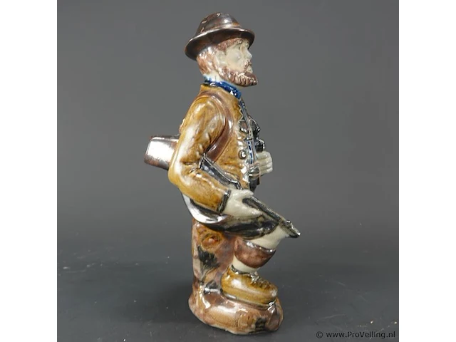 Vintage keramisch beeld van een jager in italiaans capodimonte-stijl - afbeelding 4 van  5