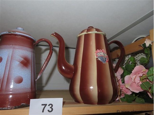 Vintage kinderlamp en 2 koffiepotten - afbeelding 1 van  3