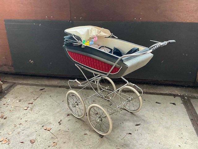 Vintage kinderwagen - afbeelding 1 van  4