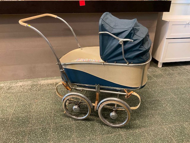 Vintage kinderwagen - afbeelding 1 van  5