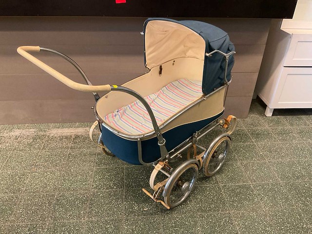 Vintage kinderwagen - afbeelding 2 van  5
