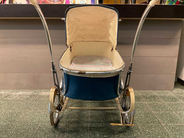 Vintage kinderwagen - afbeelding 4 van  5