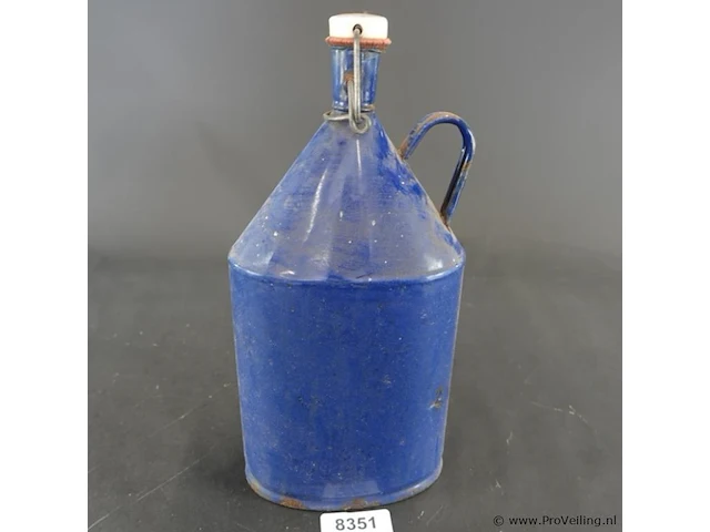 Vintage kobaltblauwe emaille veldfles (ook wel mijnwerkerfles of waterkruik genoemd) met een conische vorm, een handvat en een porseleinen beugeldop - afbeelding 1 van  6