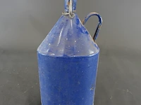 Vintage kobaltblauwe emaille veldfles (ook wel mijnwerkerfles of waterkruik genoemd) met een conische vorm, een handvat en een porseleinen beugeldop