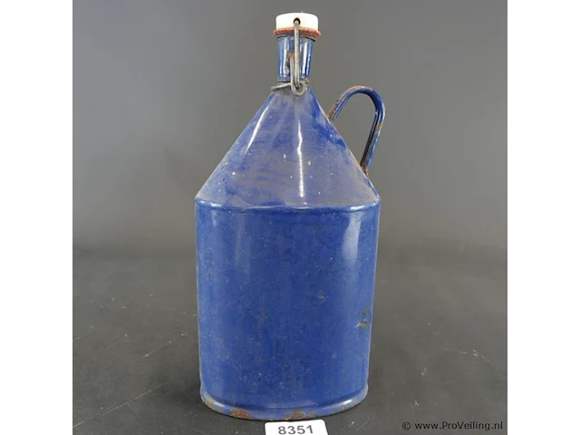 Vintage kobaltblauwe emaille veldfles (ook wel mijnwerkerfles of waterkruik genoemd) met een conische vorm, een handvat en een porseleinen beugeldop - afbeelding 2 van  6